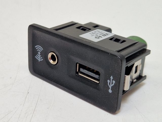 bontott VW GOLF VII USB Aljzat