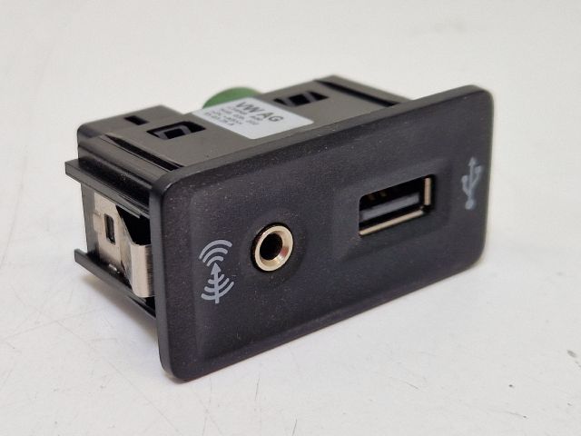 bontott VW GOLF VII USB Aljzat
