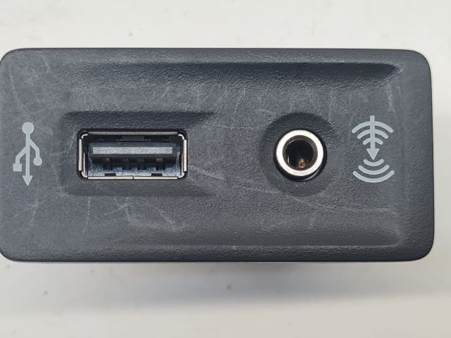 bontott VW GOLF VII USB Aljzat