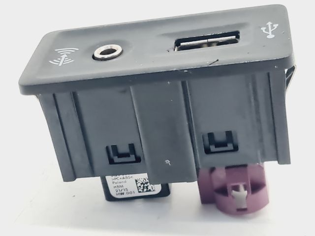 bontott VW GOLF VII USB Aljzat