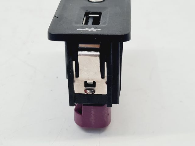 bontott VW GOLF VII USB Aljzat