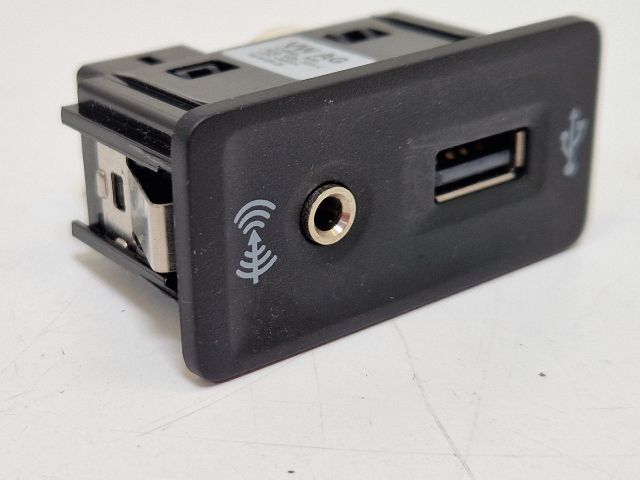 bontott VW GOLF VII USB Aljzat