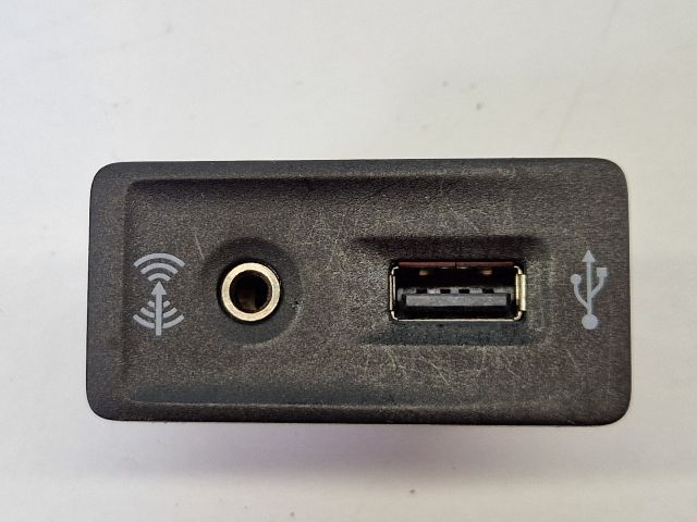 bontott VW GOLF VII USB Aljzat