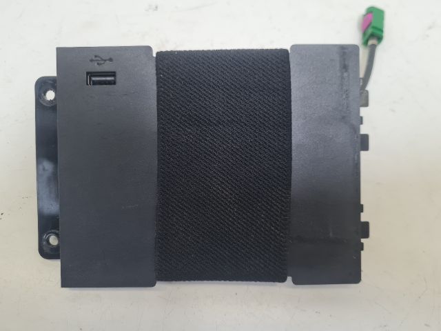 bontott VW GOLF VII USB Aljzat