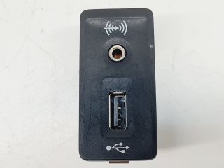 bontott VW GOLF VII USB Aljzat