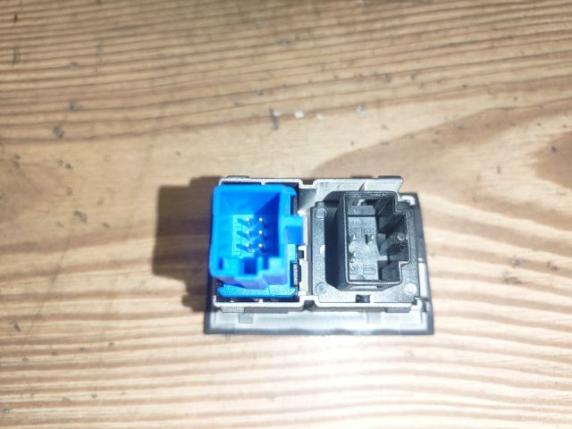 bontott VW GOLF VII Vészvillogó Kapcsoló