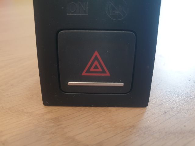 bontott VW GOLF VII Vészvillogó Kapcsoló