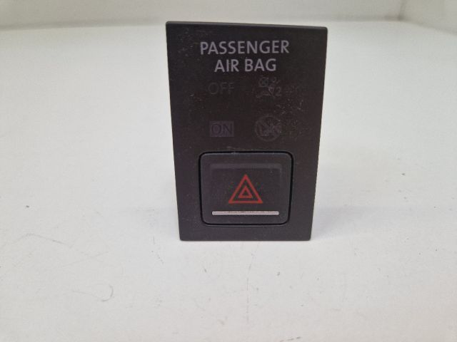 bontott VW GOLF VII Vészvillogó Kapcsoló