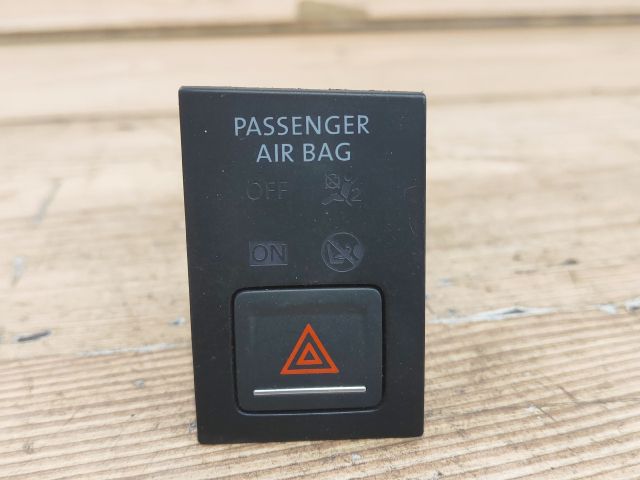 bontott VW GOLF VII Vészvillogó Kapcsoló