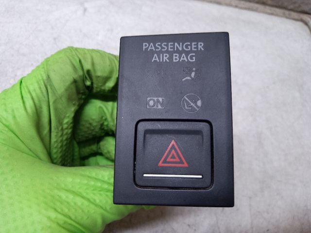 bontott VW GOLF VII Vészvillogó Kapcsoló