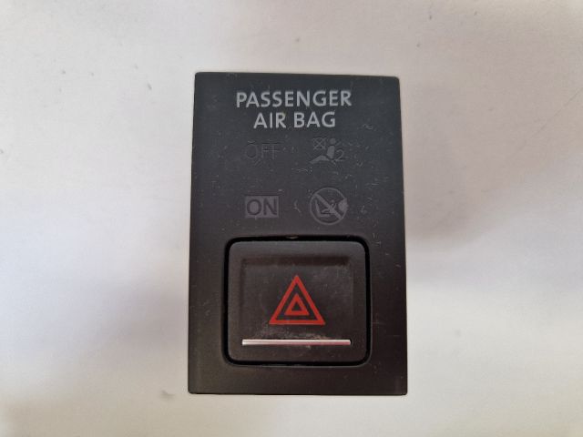 bontott VW GOLF VII Vészvillogó Kapcsoló