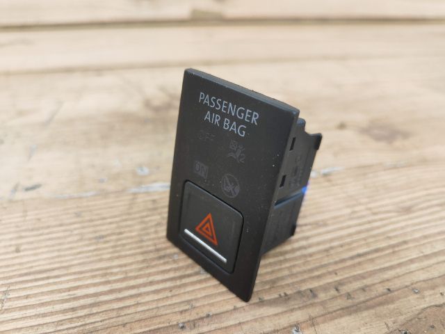 bontott VW GOLF VII Vészvillogó Kapcsoló