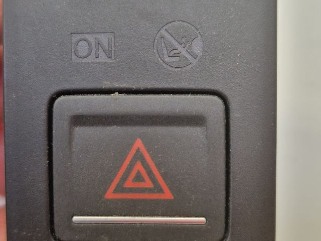 bontott VW GOLF VII Vészvillogó Kapcsoló