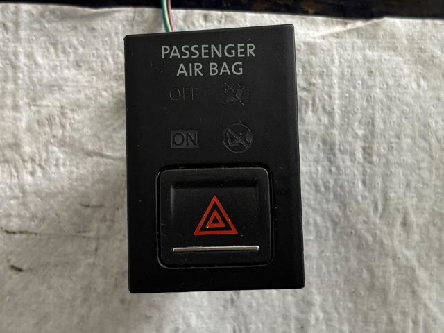 bontott VW GOLF VII Vészvillogó Kapcsoló