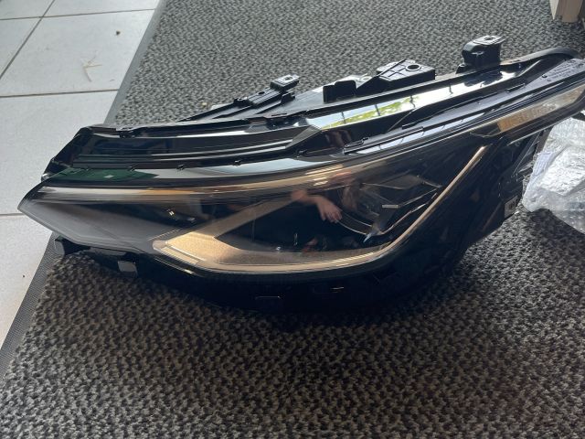 bontott VW GOLF VIII Bal Fényszóró