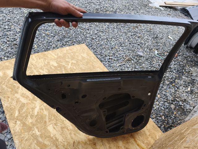 bontott VW GOLF VIII Bal hátsó Ajtó (Üres lemez)