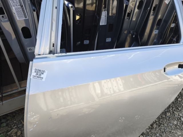 bontott VW GOLF VIII Bal hátsó Ajtó (Üres lemez)