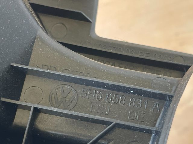 bontott VW GOLF VIII Bal hátsó Csomagtér Burkolat (Műanyag)