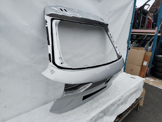 bontott VW GOLF VIII Csomagtérajtó (Üres lemez)