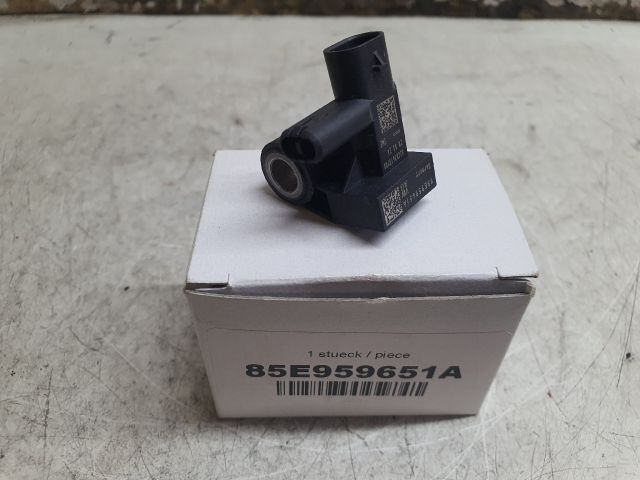 bontott VW GOLF VIII Első Középső Ütközés Érzékelő (Homlokfalon)