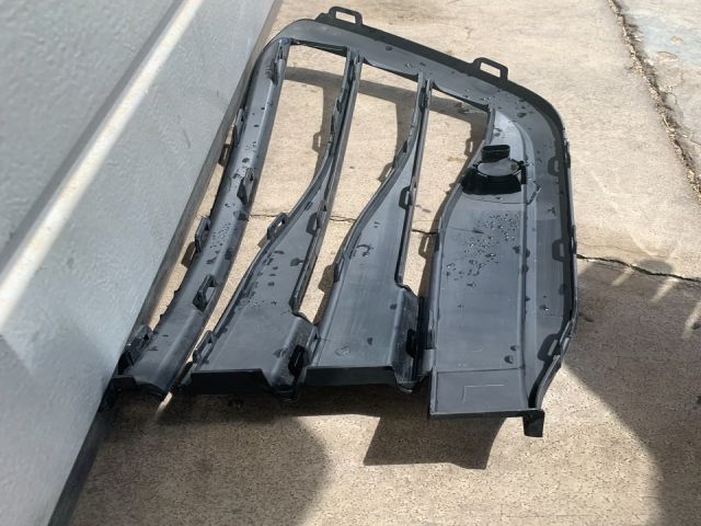 bontott VW GOLF VIII Első Lökhárító Bal Díszrács