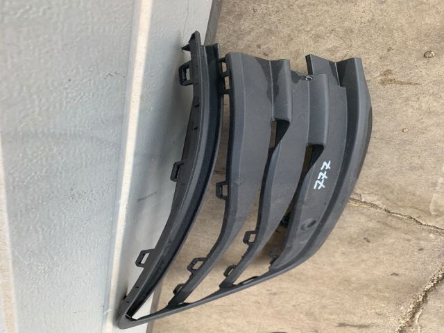 bontott VW GOLF VIII Első Lökhárító Bal Díszrács