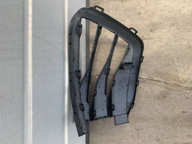 bontott VW GOLF VIII Első Lökhárító Bal Díszrács