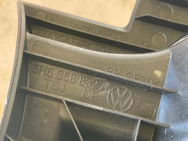 bontott VW GOLF VIII Jobb hátsó Csomagtér Burkolat (Műanyag)