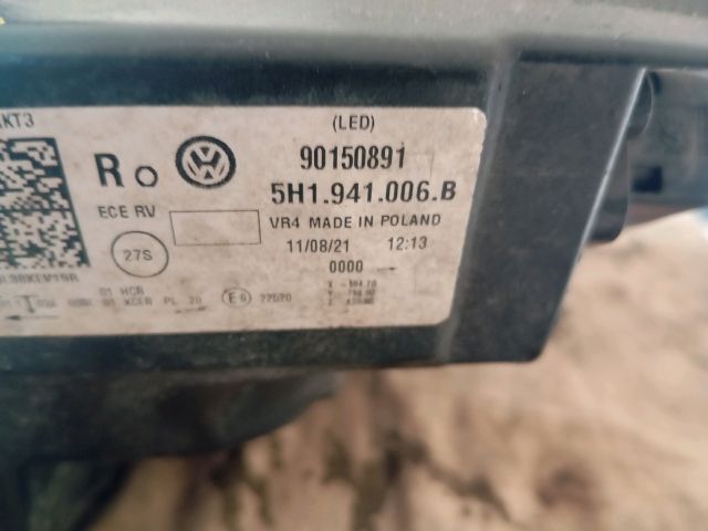 bontott VW GOLF VIII Jobb Ledes Fényszóró