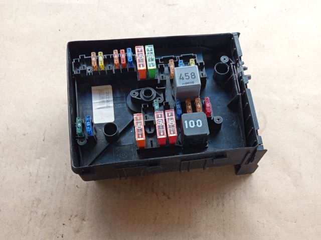 bontott VW JETTA Biztosítéktábla Motortér