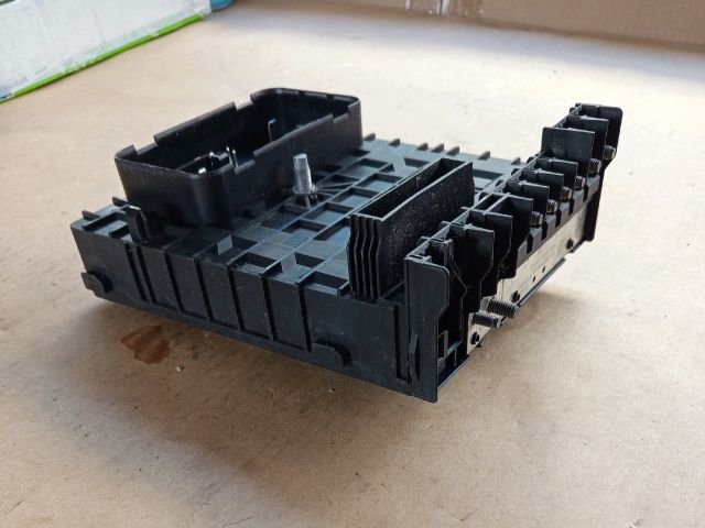 bontott VW JETTA Biztosítéktábla Motortér