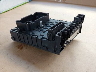 bontott VW JETTA Biztosítéktábla Motortér