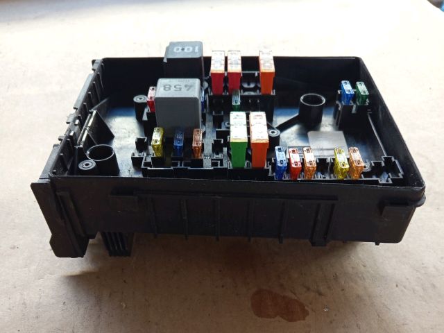 bontott VW JETTA Biztosítéktábla Motortér