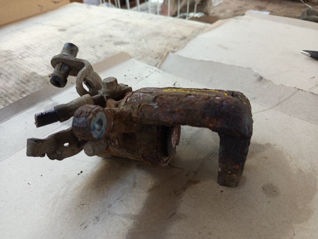 bontott VW JETTA Jobb hátsó Féknyereg Munkahengerrel