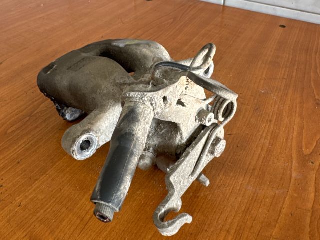 bontott VW JETTA Bal hátsó Féknyereg Munkahengerrel