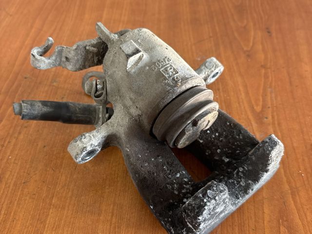 bontott VW JETTA Bal hátsó Féknyereg Munkahengerrel