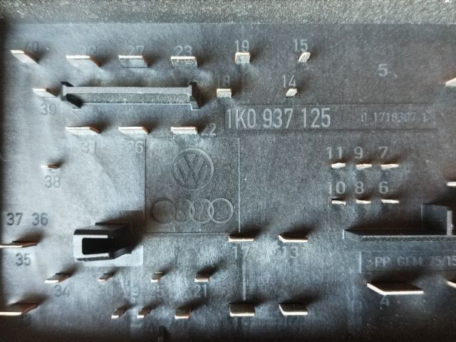 bontott VW JETTA Biztosítéktábla Motortér