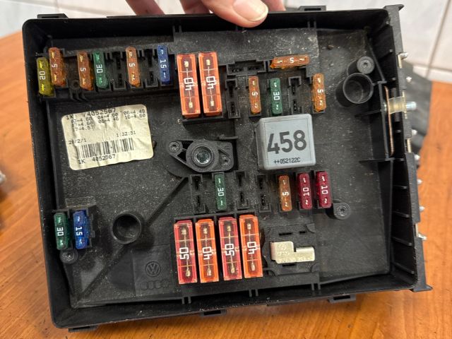 bontott VW JETTA Biztosítéktábla Motortér