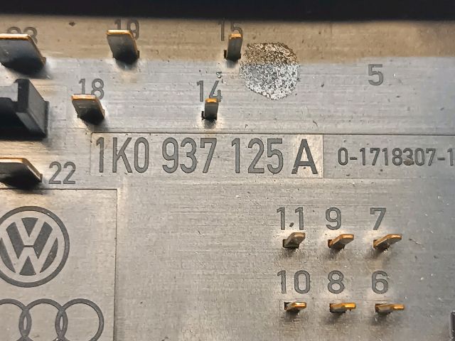 bontott VW JETTA Biztosítéktábla Motortér