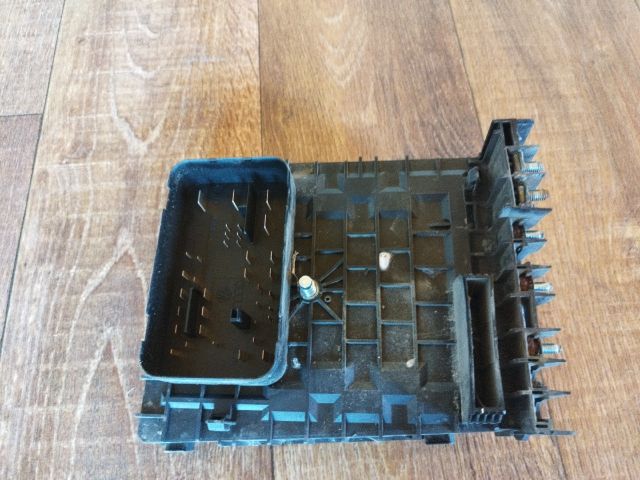 bontott VW JETTA Biztosítéktábla Motortér