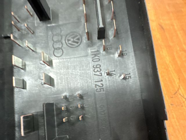 bontott VW JETTA Biztosítéktábla Motortér