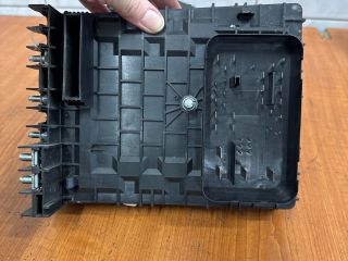 bontott VW JETTA Biztosítéktábla Motortér