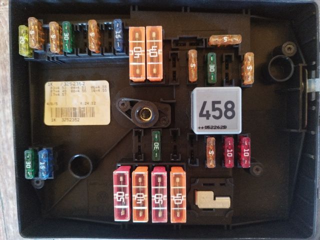 bontott VW JETTA Biztosítéktábla Motortér