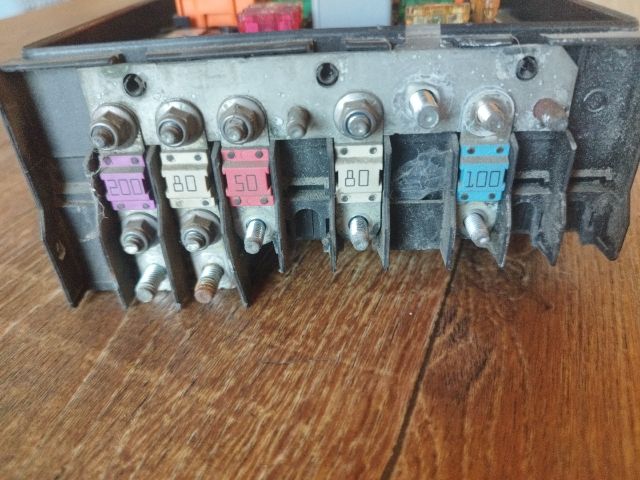 bontott VW JETTA Biztosítéktábla Motortér