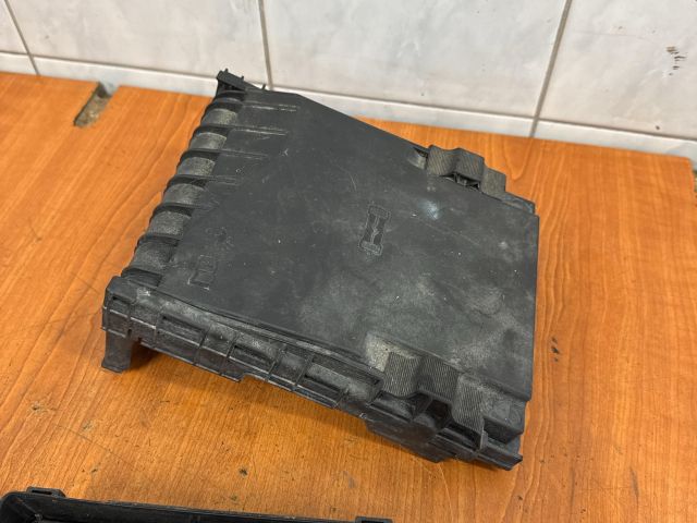 bontott VW JETTA Biztosítéktábla Motortér