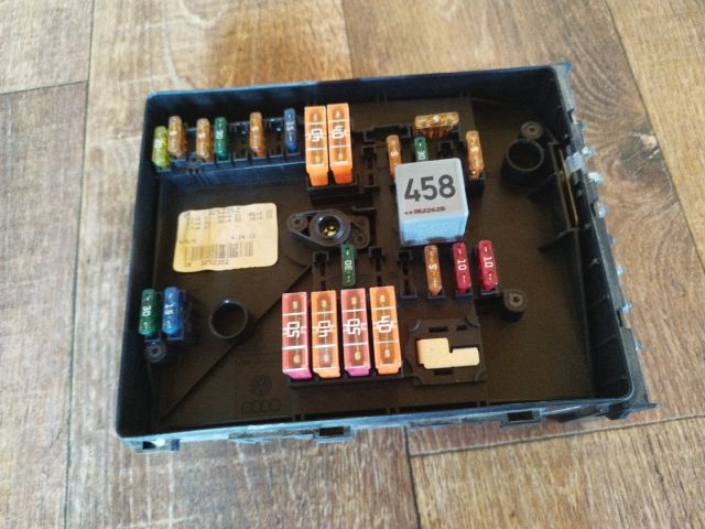 bontott VW JETTA Biztosítéktábla Motortér