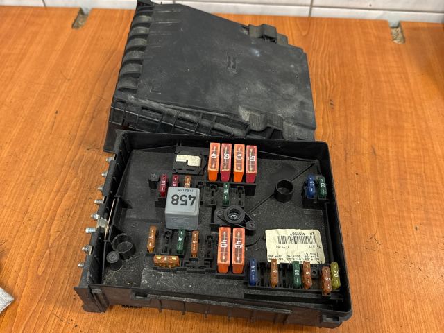 bontott VW JETTA Biztosítéktábla Motortér