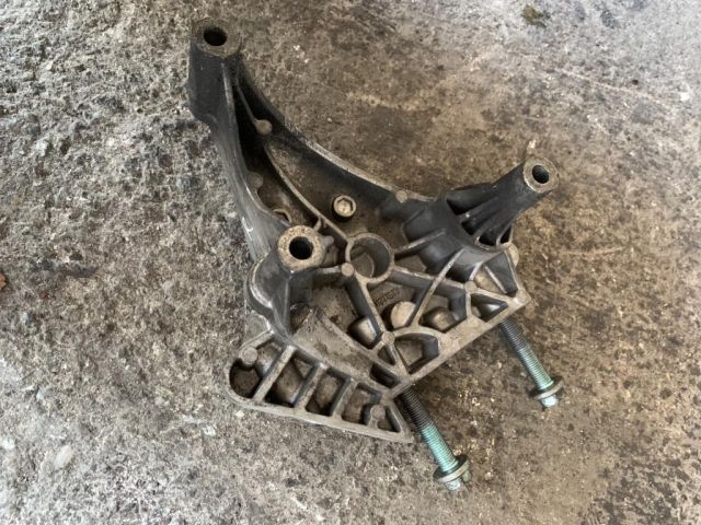 bontott VW JETTA Motor Tartó Bak (Pozíciófüggetlen)