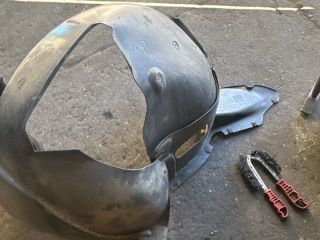 bontott VW JETTA Bal első Dobbetét (Kerékjárati, Műanyag)