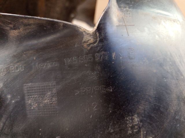 bontott VW JETTA Bal első Dobbetét (Kerékjárati, Műanyag)